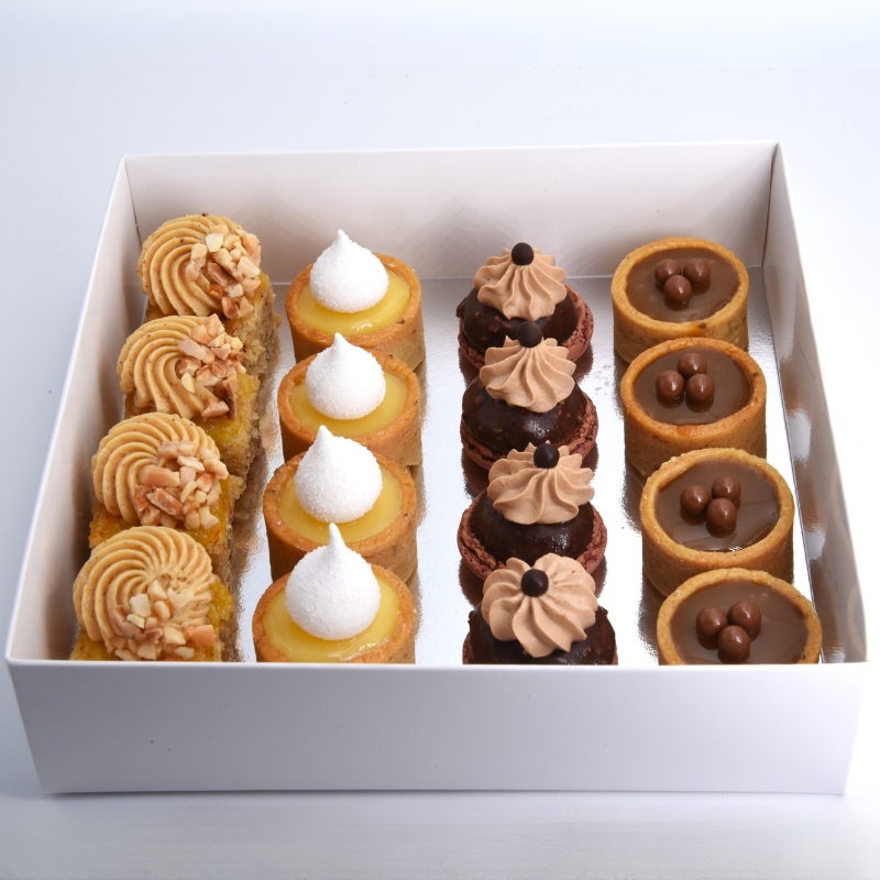 farandole de petites douceurs raffinées : Macarons, tartelettes, petit entremet